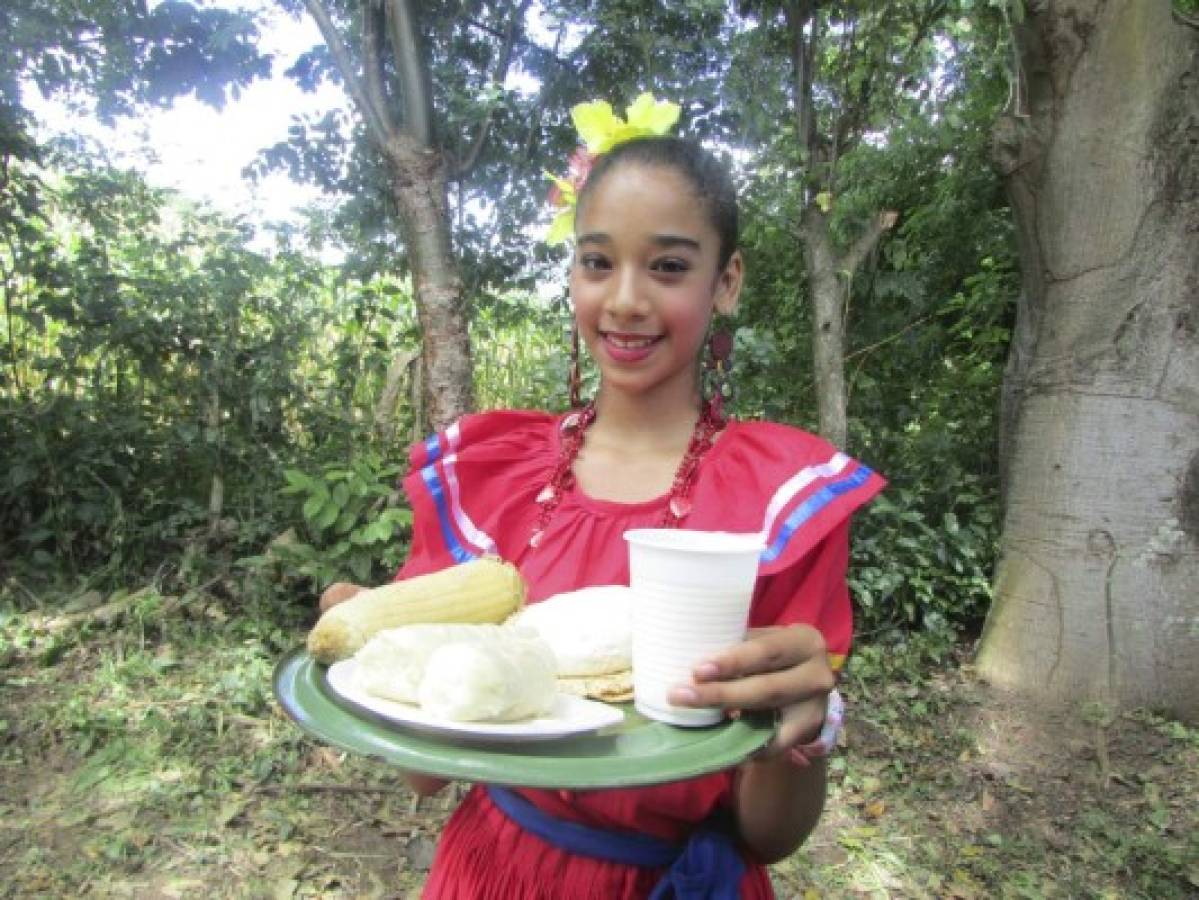 La cultura nacional estuvo representada por los estudiantes de las escuelas.