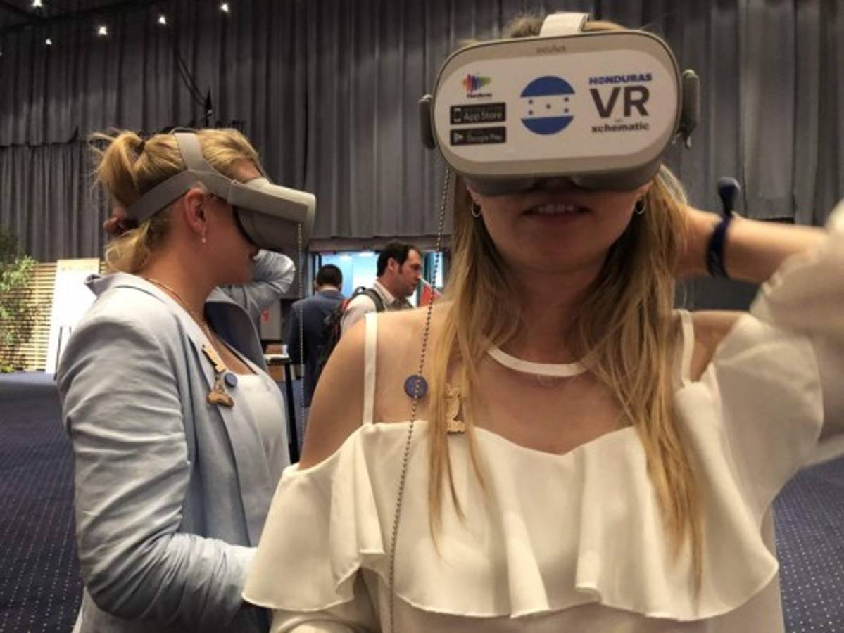 Los asistentes al evento disfrutando la experiencia de Honduras VR.