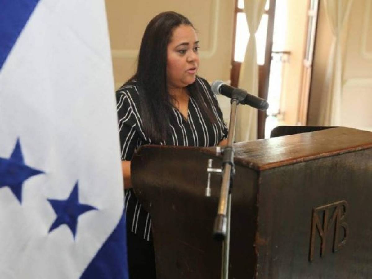 Patricia Cálix es galardonada con el 'Premio al Periodismo Cultural' por su destacado aporte a Honduras