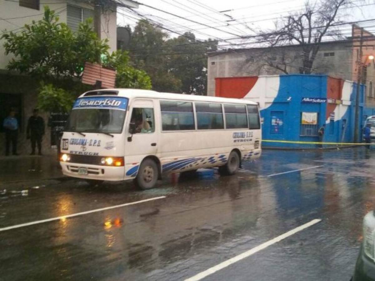 Esta es la unidad de transporte en la que quedó el cuerpo del conductor en San Pedro Sula.