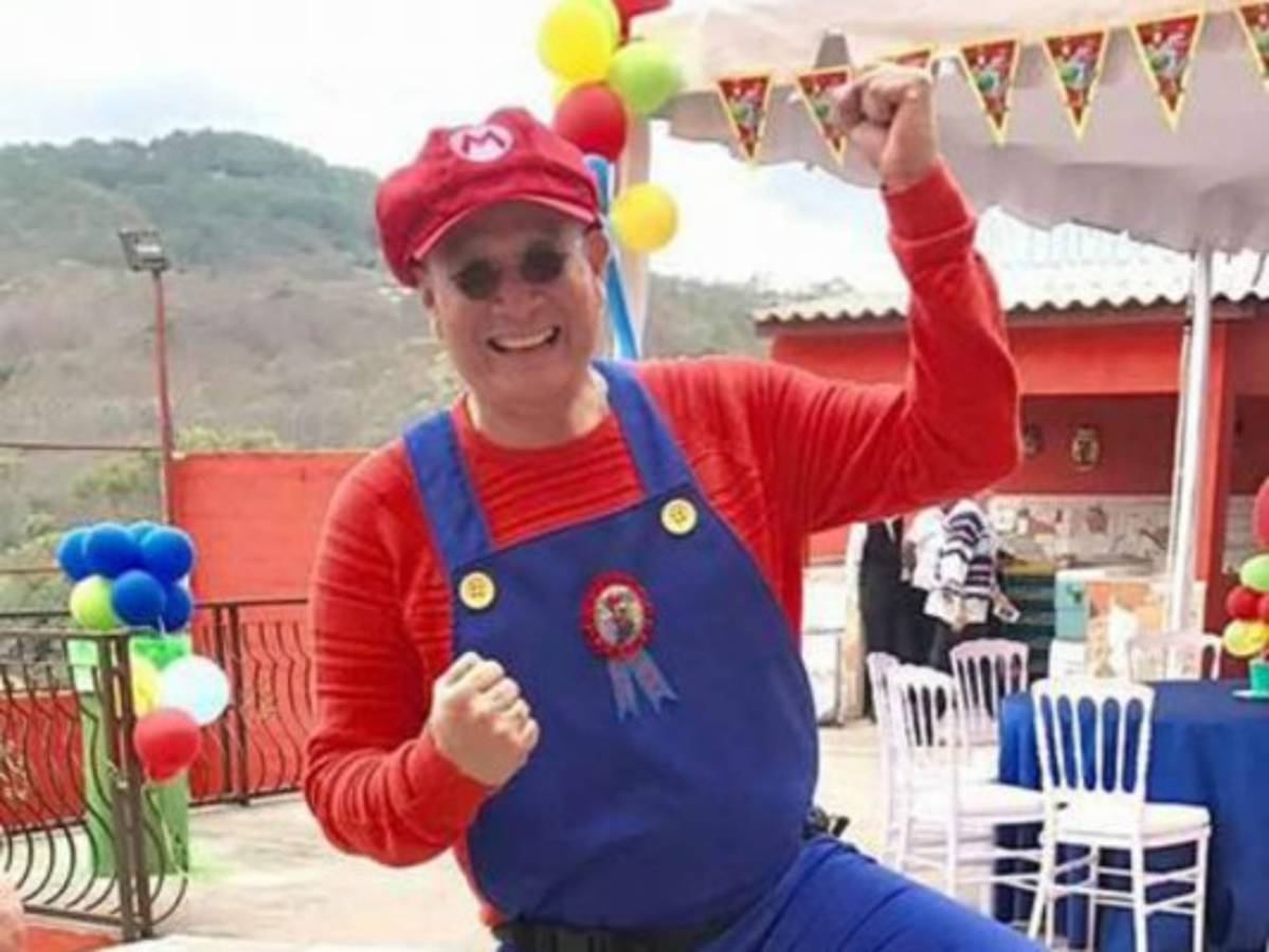 Periodista Esdras Amado López se disfraza de Mario Bros para celebrar el cumpleaños de su hijo