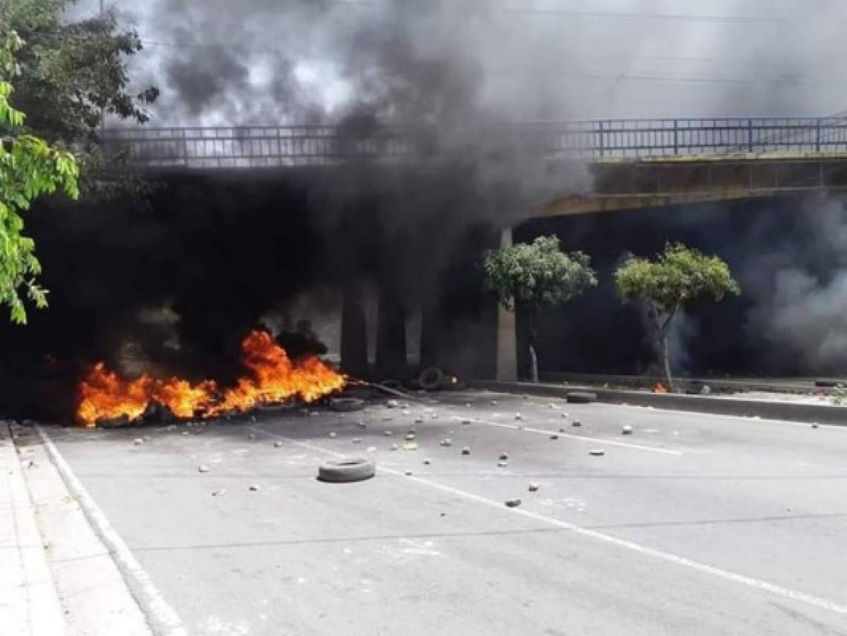 Con quemas de llantas el paso en El Carrizal fue interrumpido.