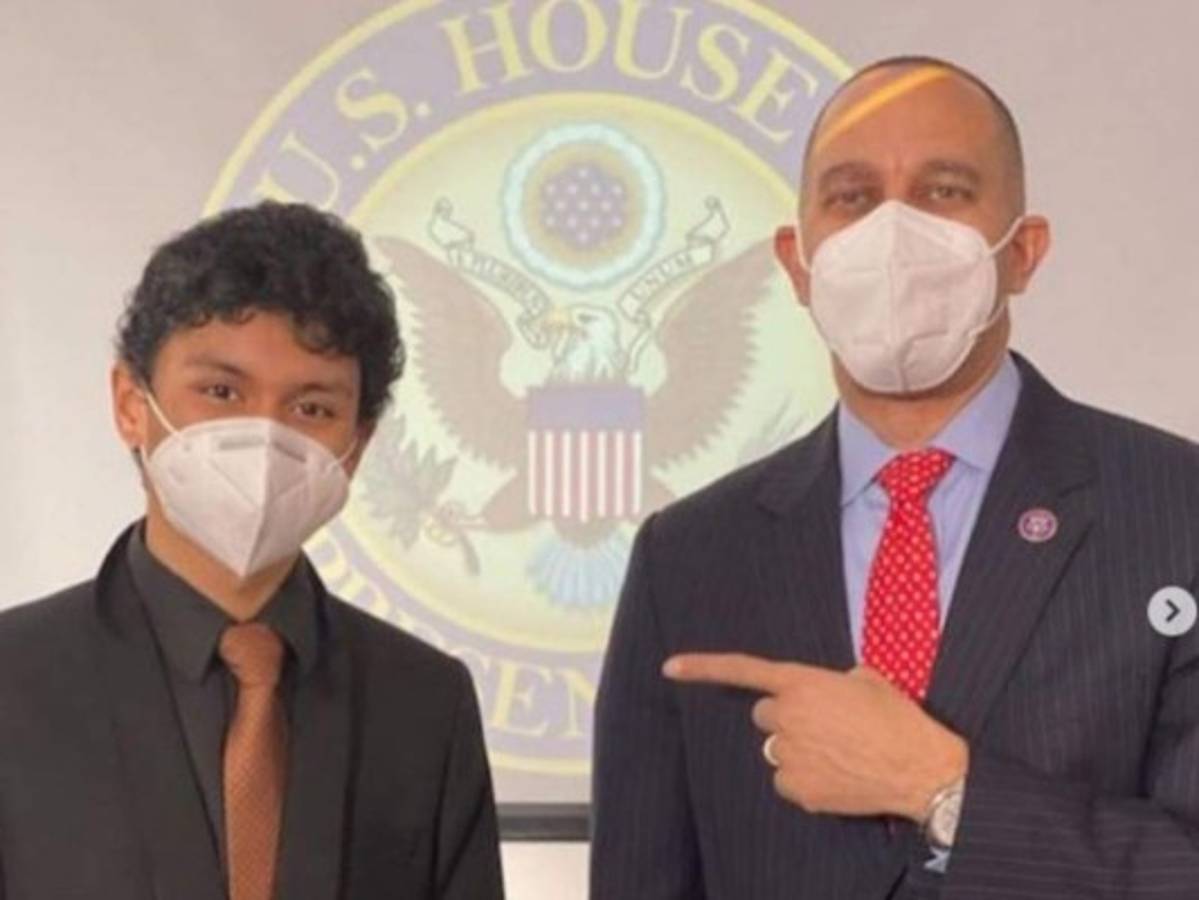 Roberto Quesada posó junto a Hakeem Jeffries, miembro de la Cámara de Representantes de Estados Unidos.