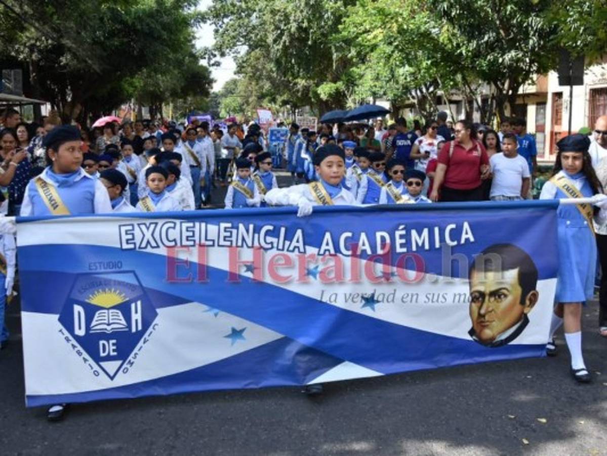 Orgullosos e impecables, así lucieron los alumnos de la Escuela de Ensayo Dionisio de Herrera. Foto Anibal Vásquez