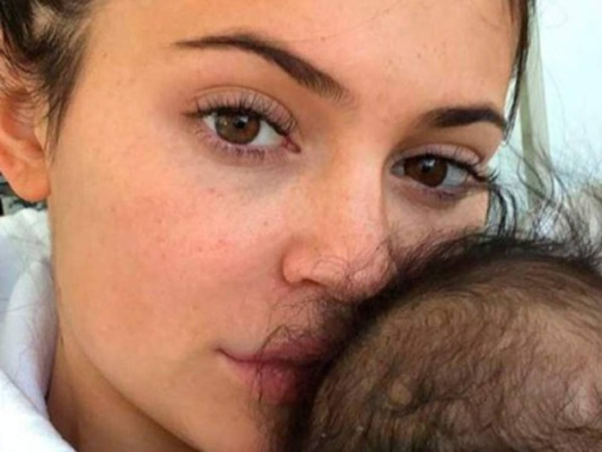 Kylie Jenner posa junto a su hija Stormi sin una gota de maquillaje