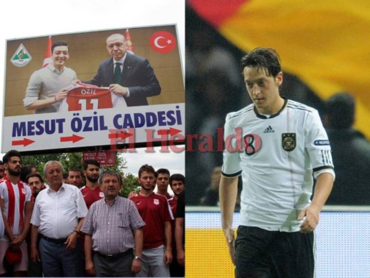 Presidente turco Recep Tayyip llamó a Mesut Özil para apoyar su retiro de selección alemana