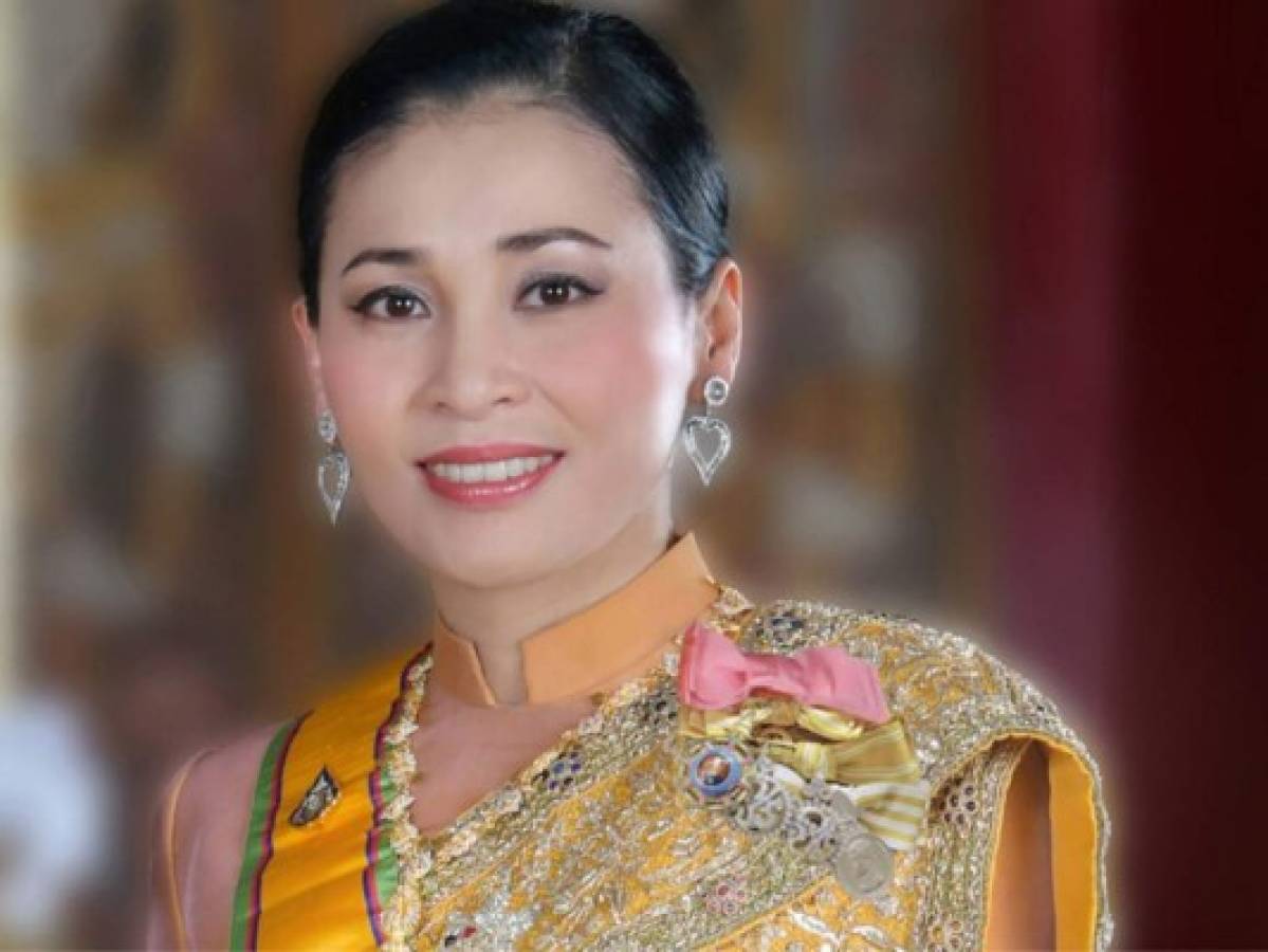¿Dónde está la reina de Tailandia mientras el rey está aislado con sus otras novias?  
