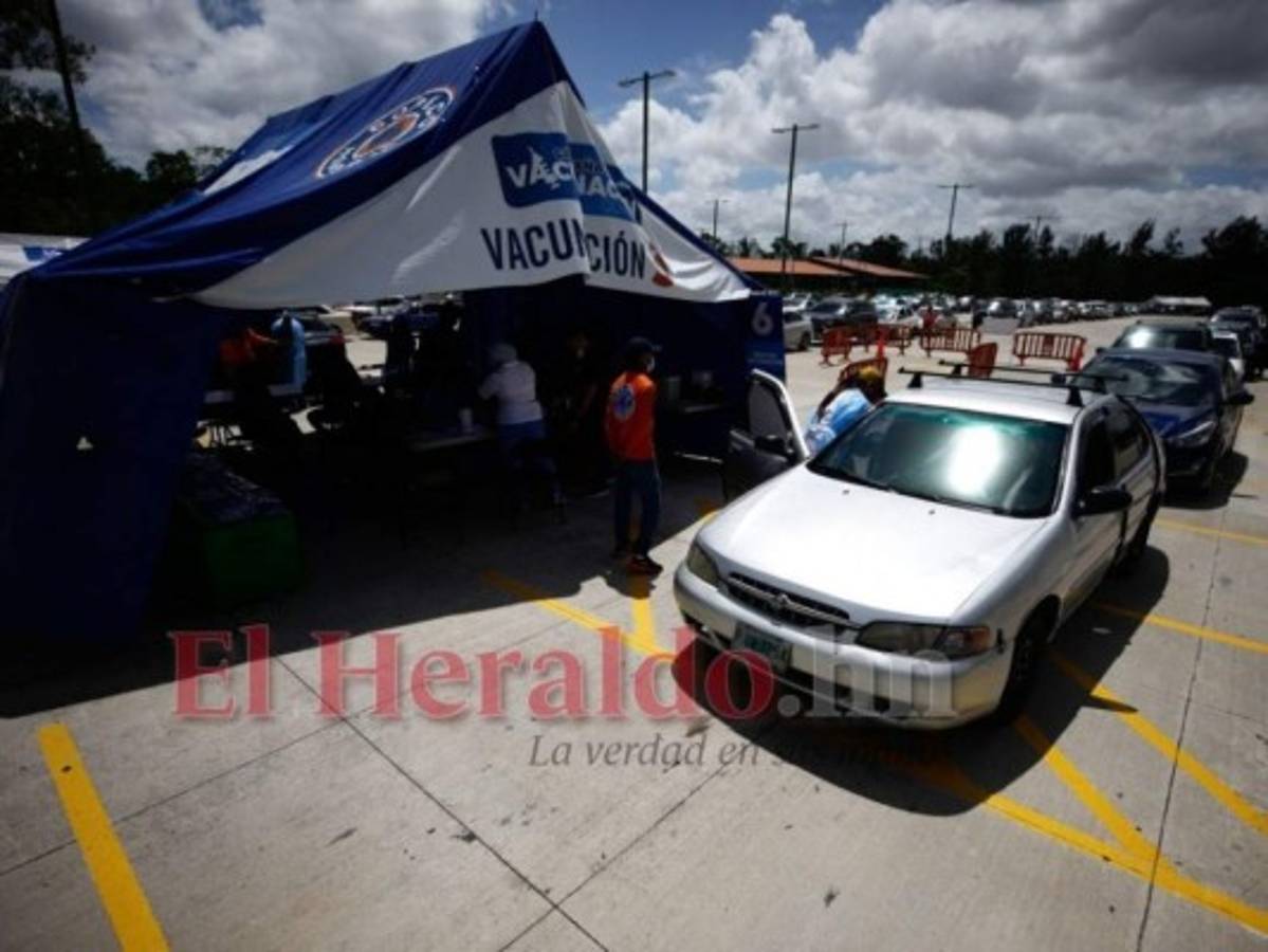 Cada día se observan enormes filas de personas y vehículos con el fin de recibir la vacuna, pero actualmente Honduras ocupa uno de los últimos lugares en el avance de la vacunación en Centroamérica. Foto: Emilio Flores/ EL HERALDO