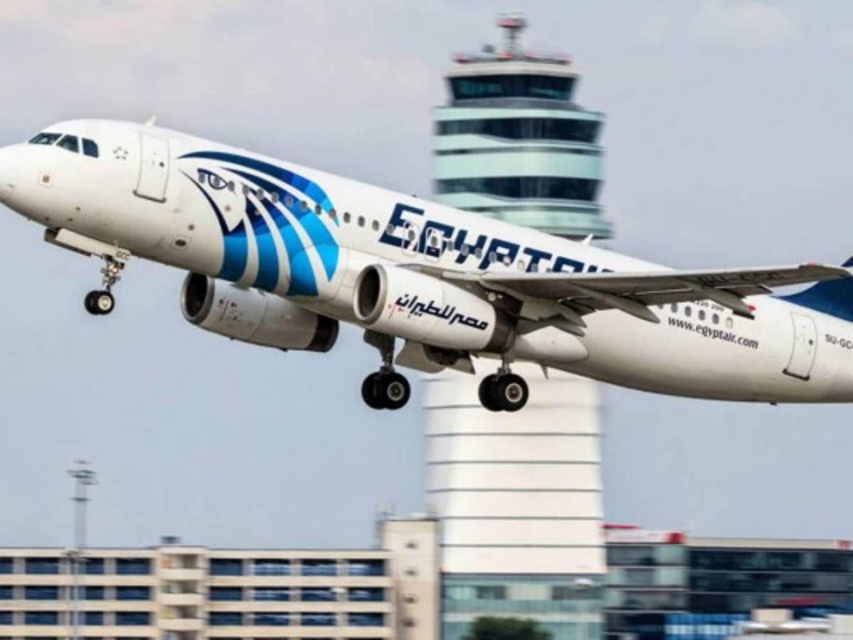 Egipto recupera del mar la caja negra del avión desplomado