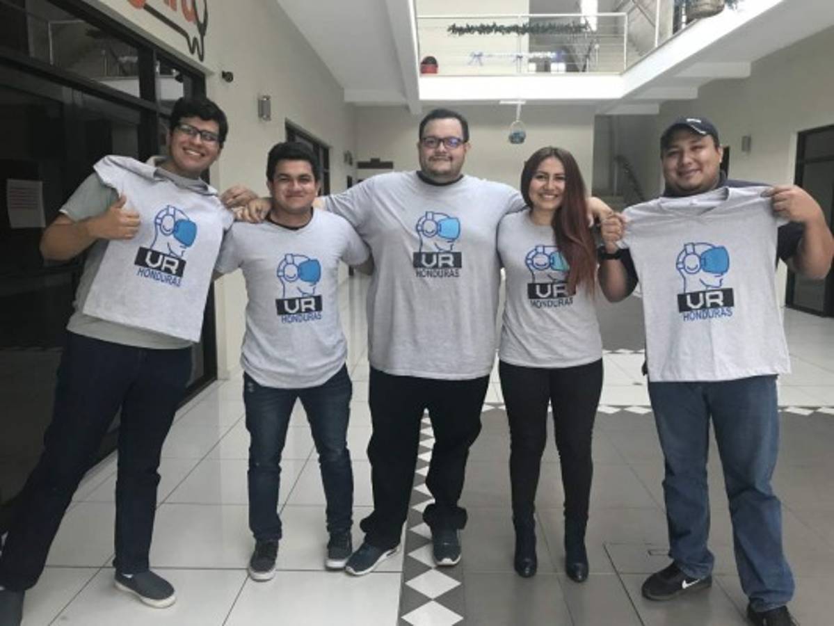 El equipo de Realidad Virtual Honduras: Daniel Díaz, Fernando Lozano, José Miguel Godoy, Melissa Márquez y Alejandro Ramos.
