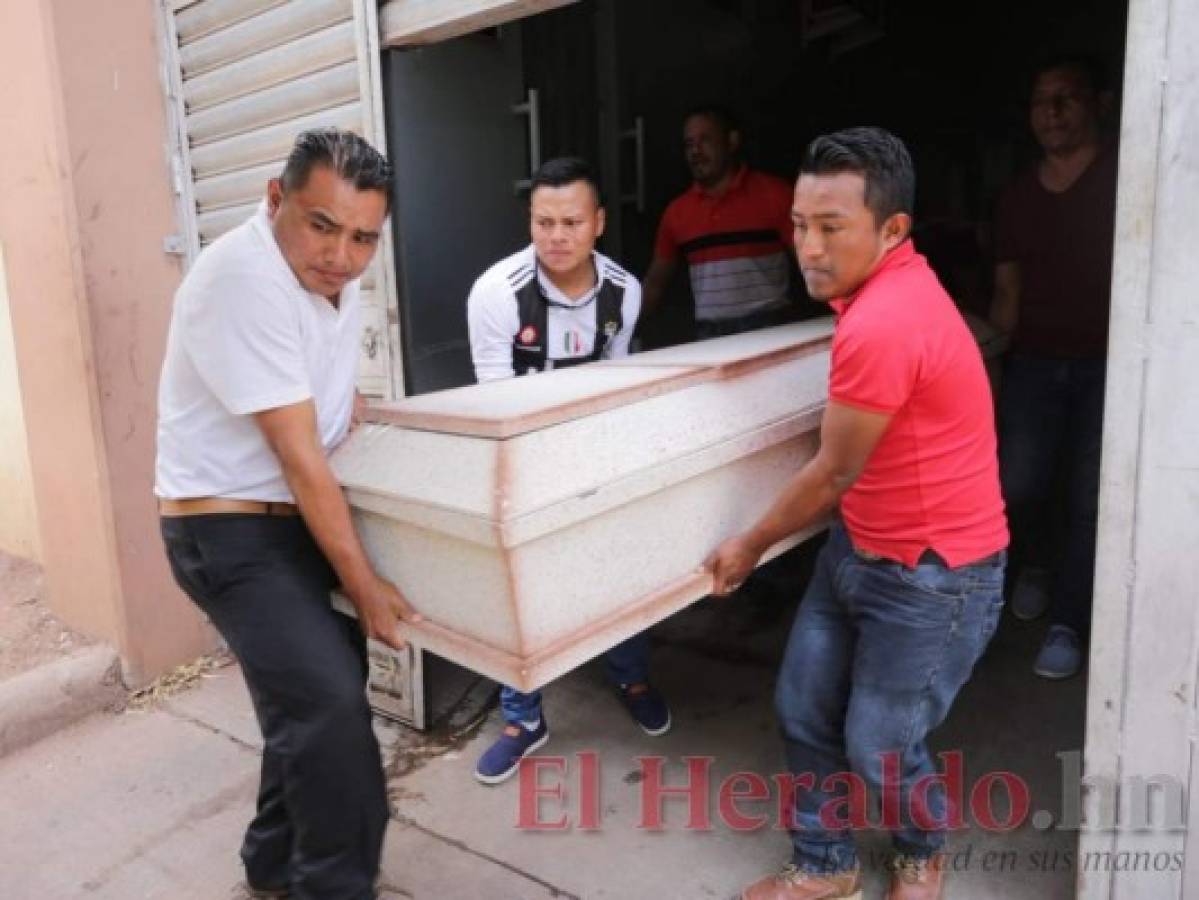 Familiares retiran cadáver de expolicía asesinado a machetazos en La Paz