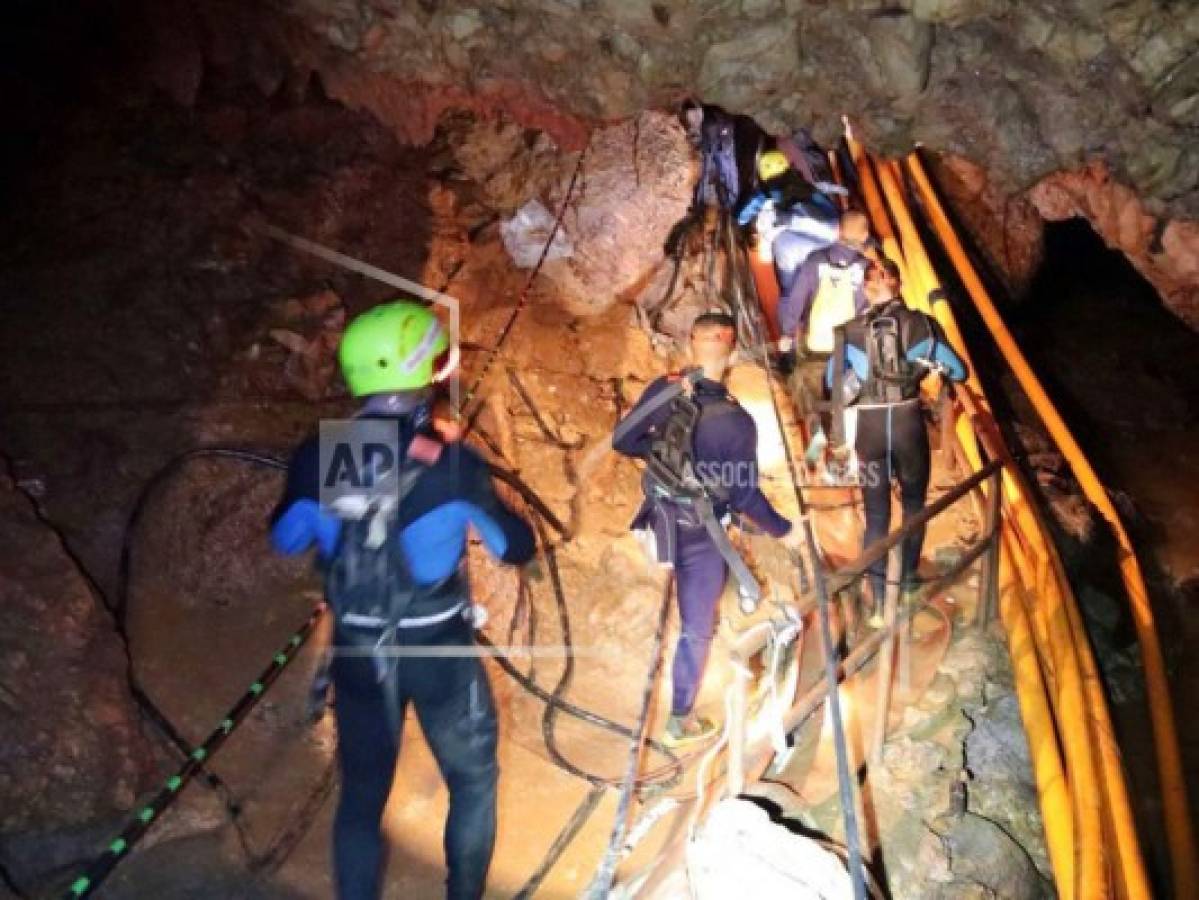 Cuatro menores son rescatados en cueva de Tailandia 