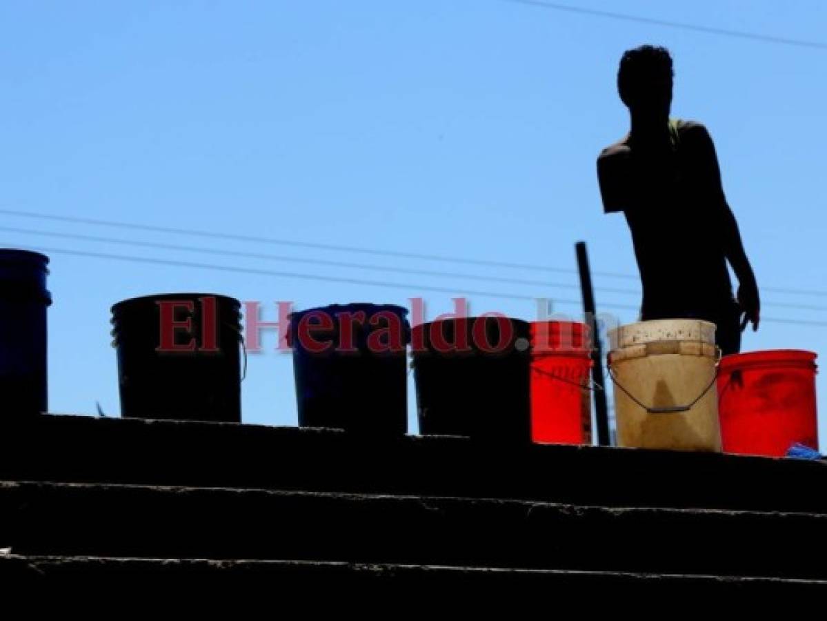 Habitantes del barrio El Chile bloquean calles por escasez de agua