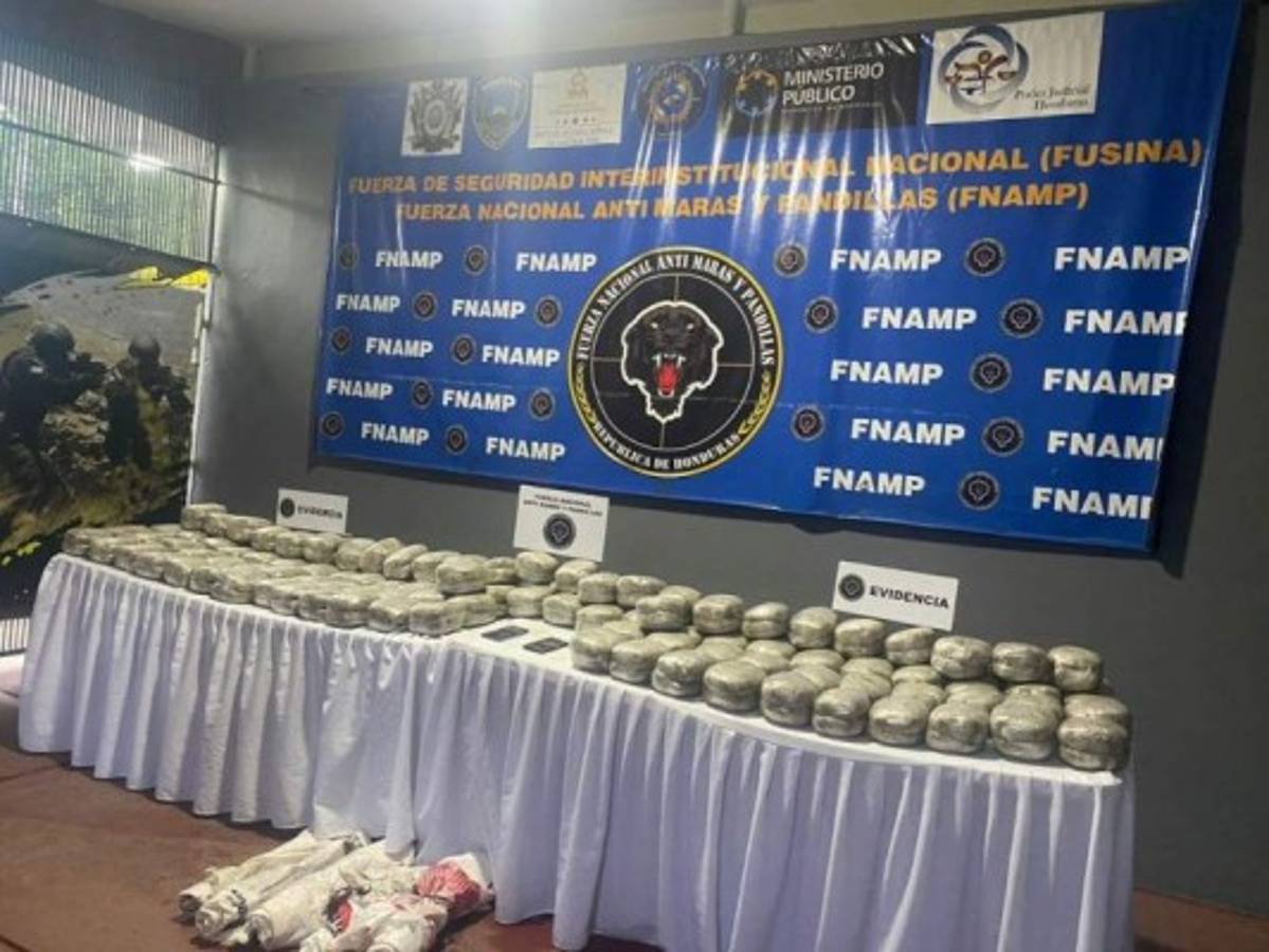 Según el informe policial, fueron más de 200 paquetes de presunta marihuana decomisados.