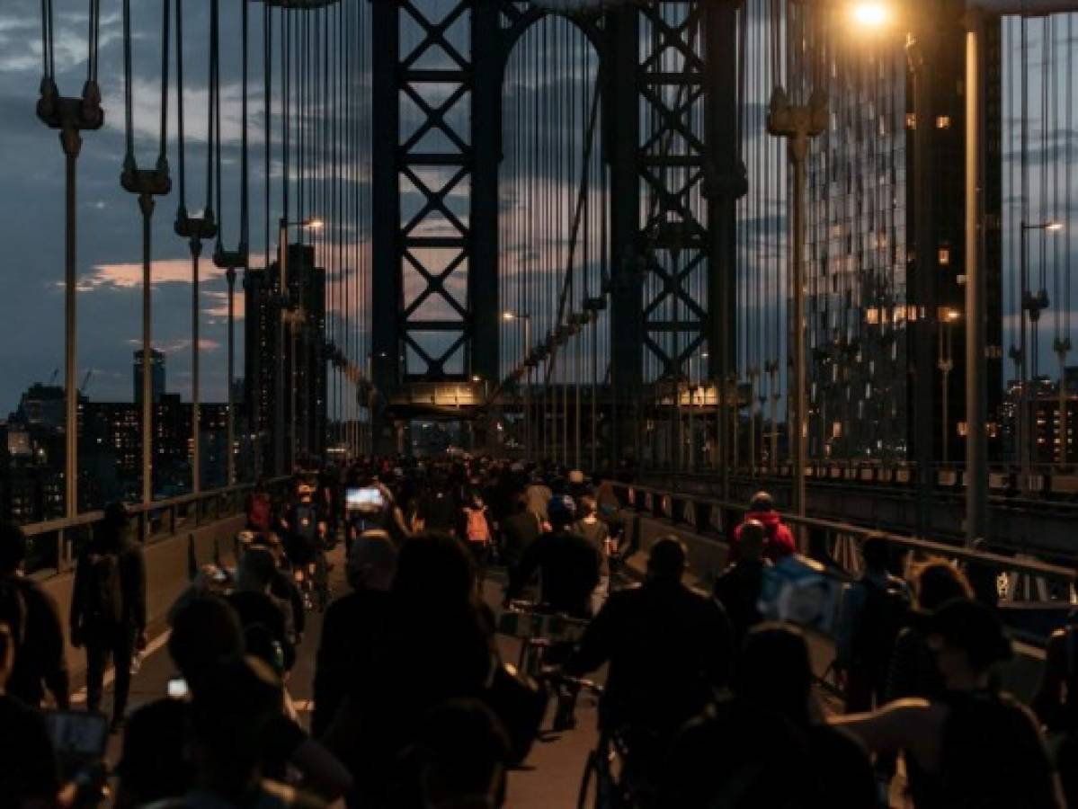 Un numeroso grupo de manifestantes que marchaba hacia el puente de Manhattan desde Brooklyn fue frenado por la policía, que les impidió el paso a Manhattan. Foto: AFP.