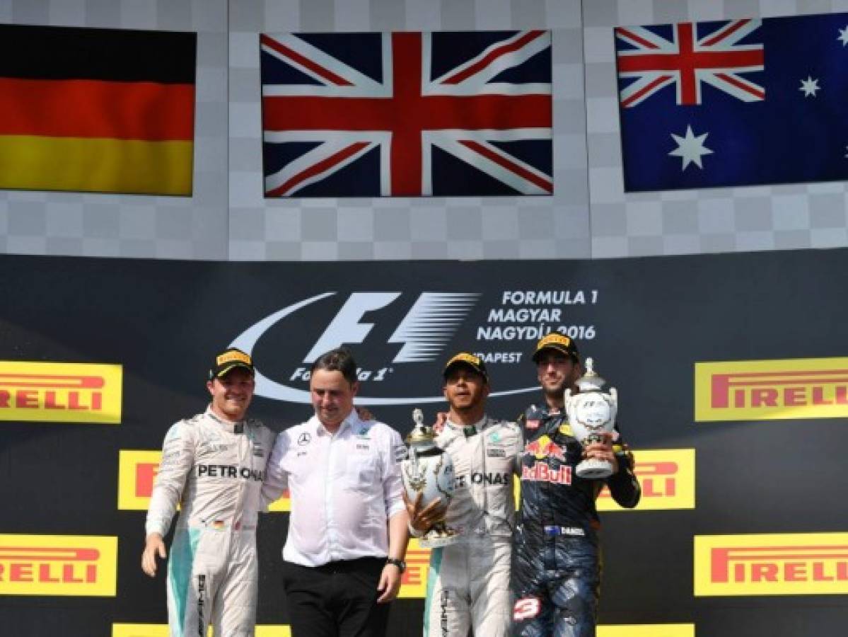 Hamilton logra nueva victoria en Hungría y arrebata el liderato a Rosberg