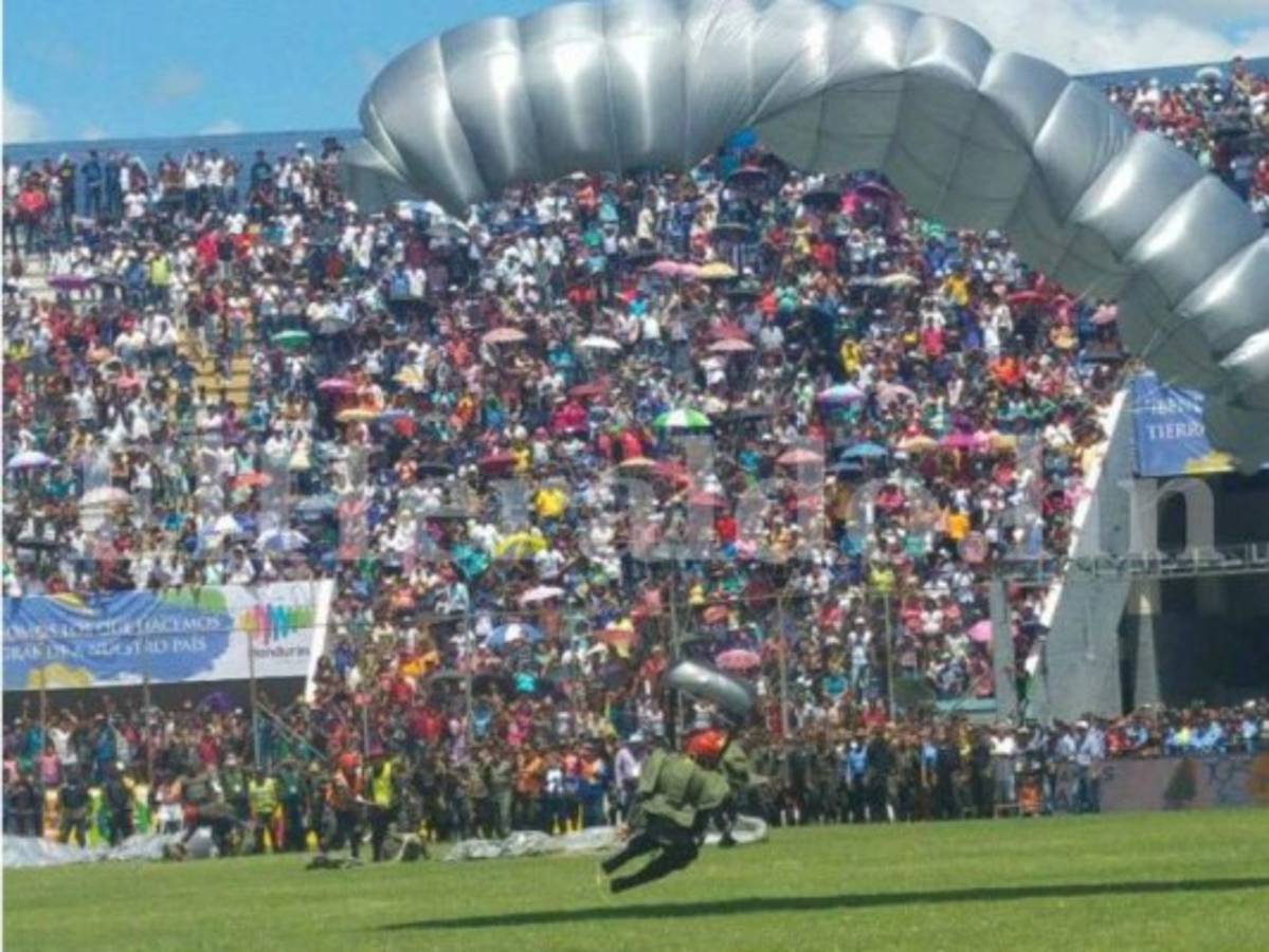 Paracaidistas y estrategias militares presentes en desfiles patrios 2016