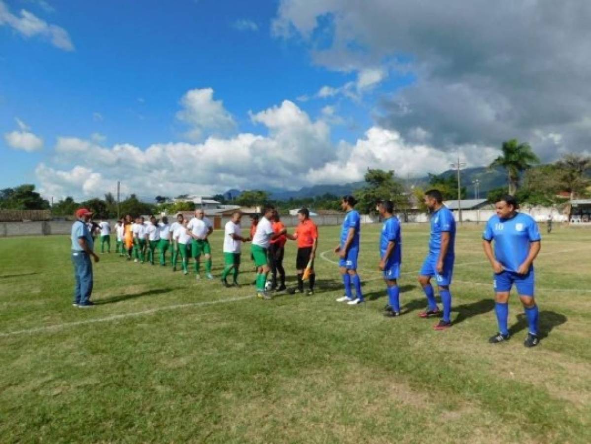 Leyendas del fútbol hondureño disputan histórico partido en Santiago de Puringla, La Paz
