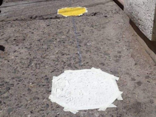 Los usuarios deberán pararse sobre las huellas al momento de esperar la unidad de transporte público. Foto: Cortesía.