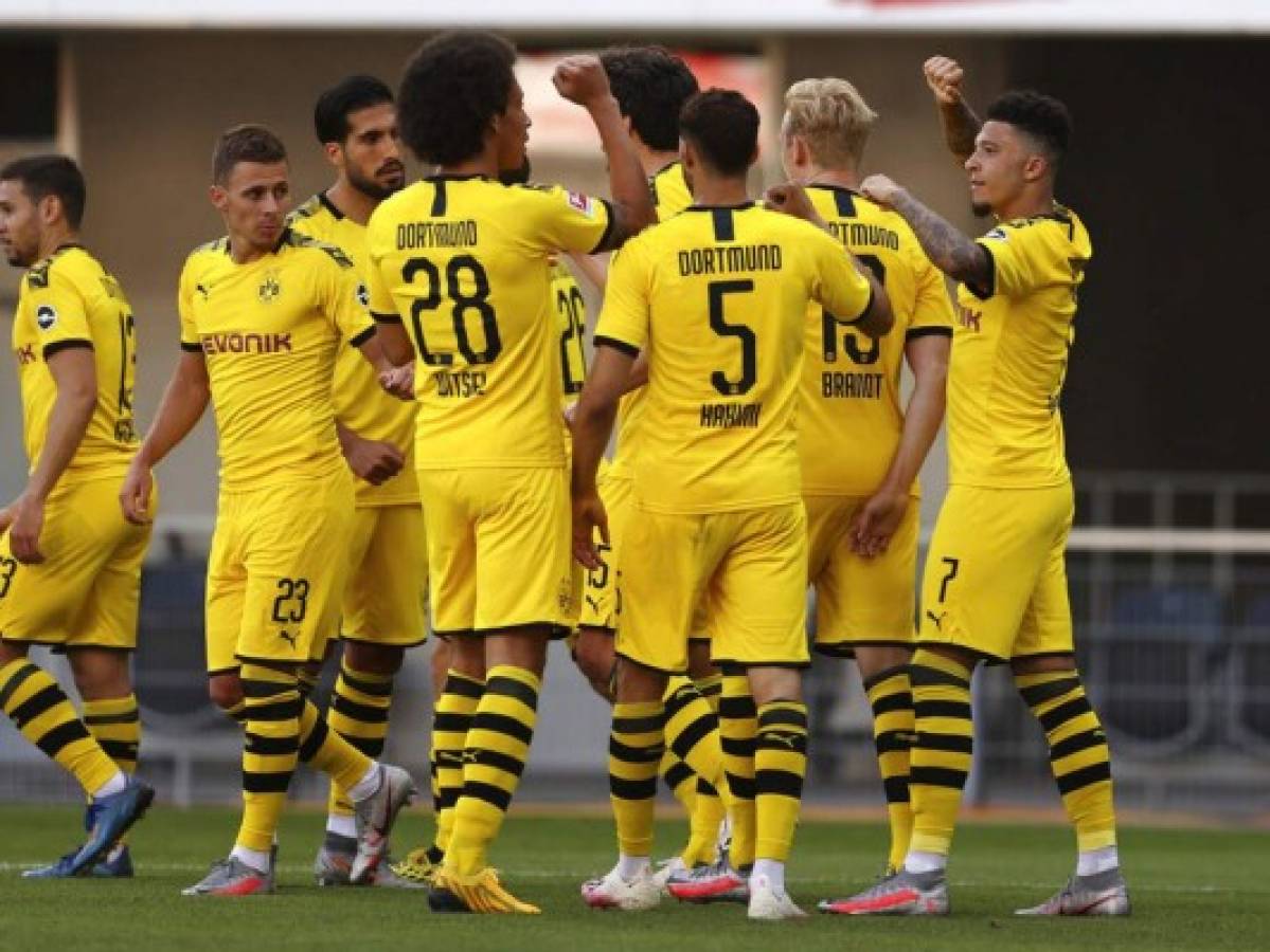 Multan a dos jugadores Borussia por cortarse el cabello