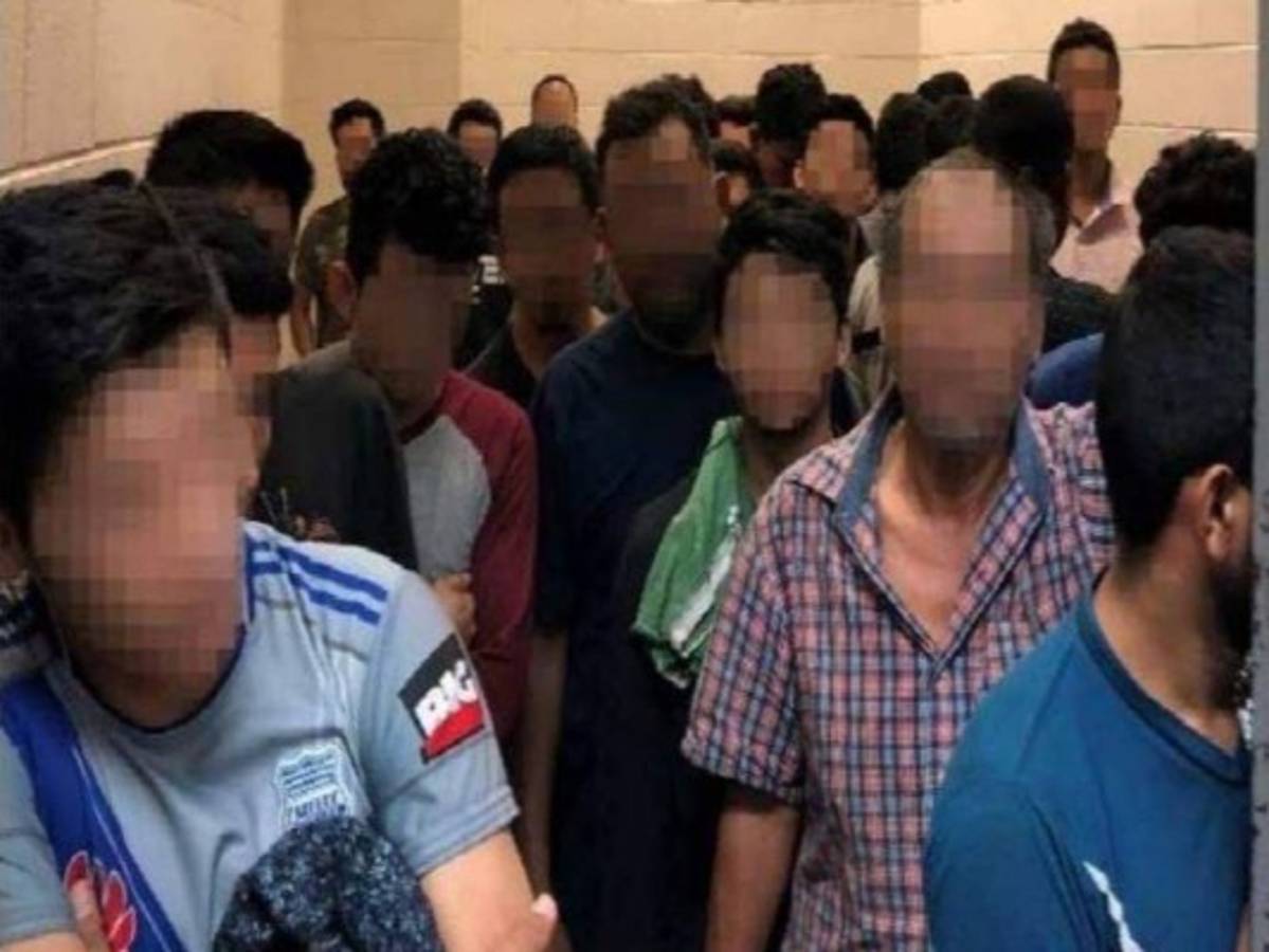 Migrantes beben agua de los retretes en centros de detención de EE UU, denuncia congresista