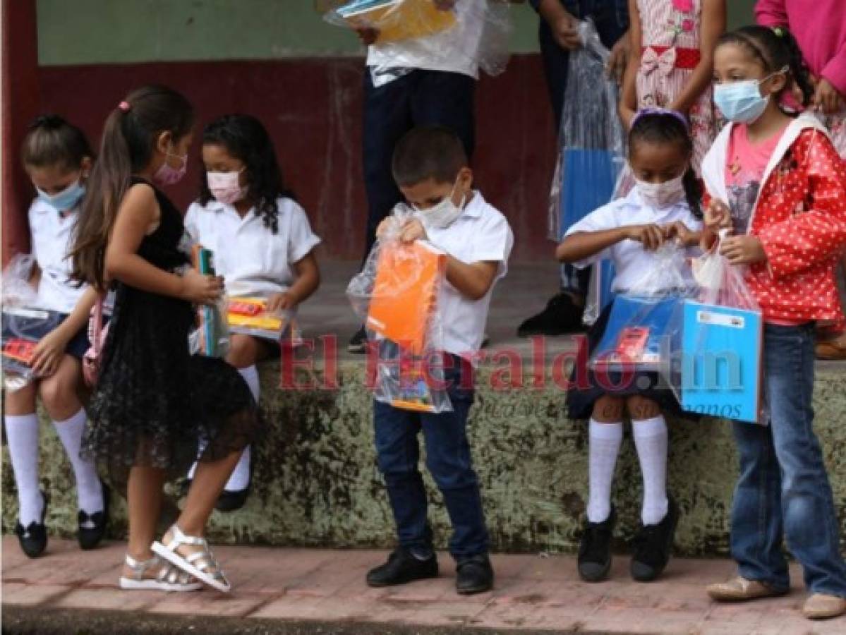 Los estudiantes recibieron el donativo en representación de sus compañeros.