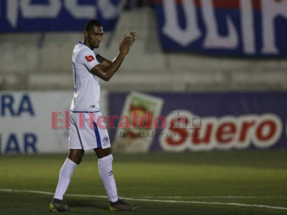 ¡Para no creer! Jerry Bengtson la falla con el arco vacío