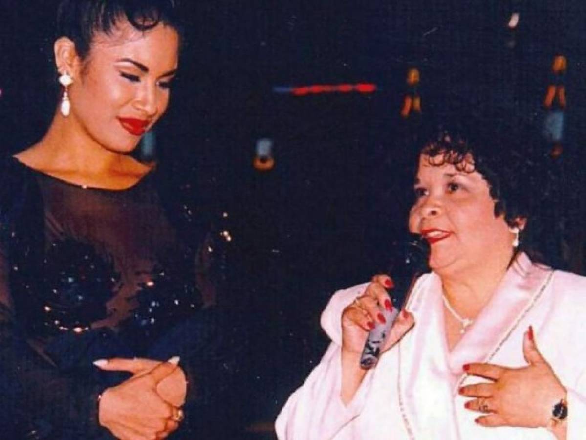 Revelan fotos inéditas del entierro de Selena Quintanilla