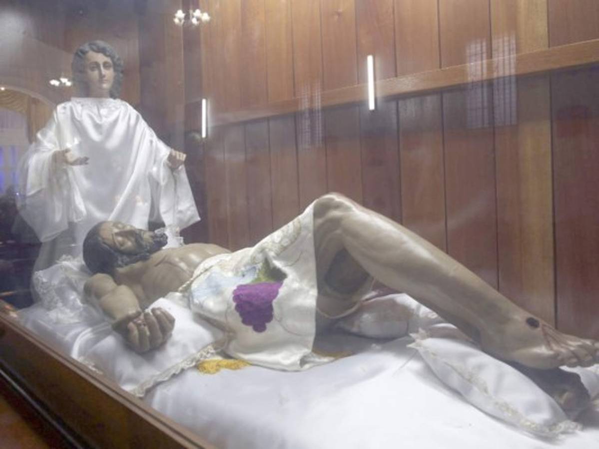 VIDEO: Hondureños acuden con fe al Vía Crucis este Viernes Santo