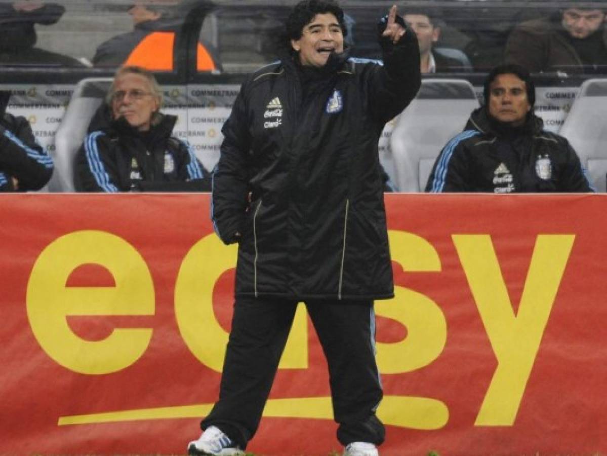 Maradona DT: la mala sangre de dirigir la orquesta desde afuera