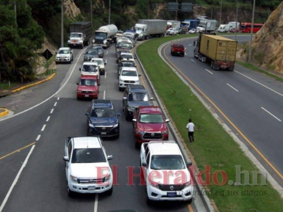 Desde este fin de semana las personas comienzan a salir de la capital hacia las zonas turísticas. Foto: Alex Pérez/Efraín Salgado/El Heraldo