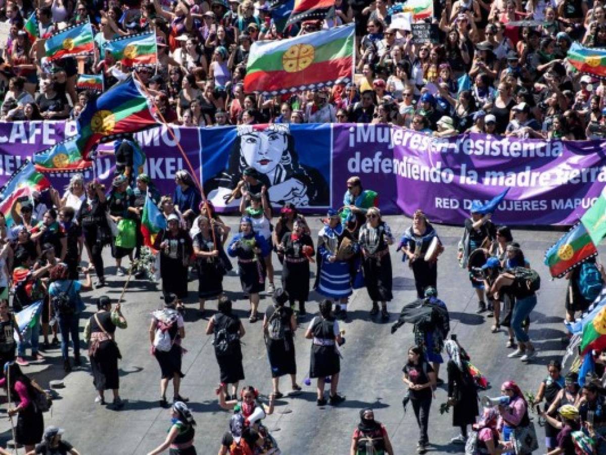Miles de mujeres marchan en Chile en primer 8M tras estallido social