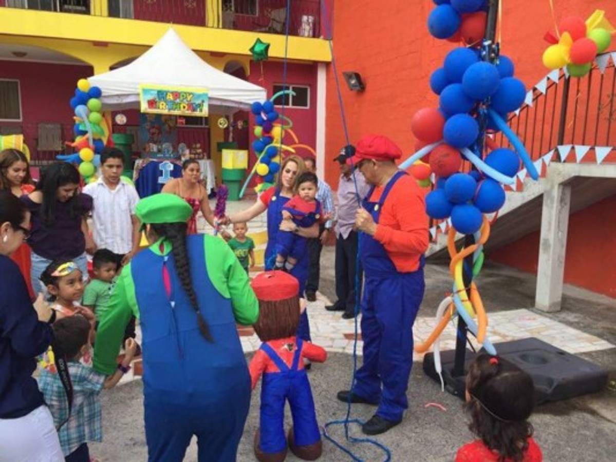 Periodista Esdras Amado López se disfraza de Mario Bros para celebrar el cumpleaños de su hijo