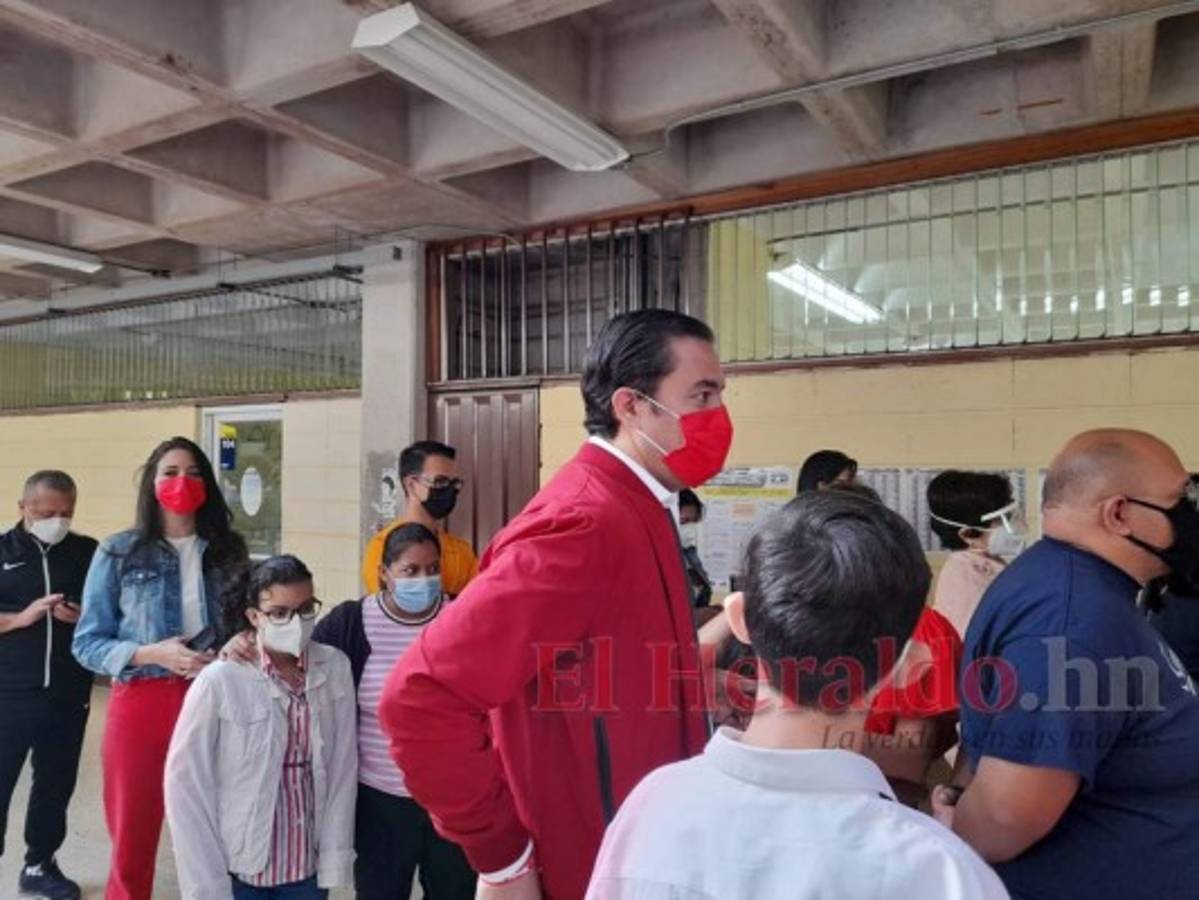 Héctor y Hortensia 'Pichu' Zelaya ejercen el sufragio en la capital