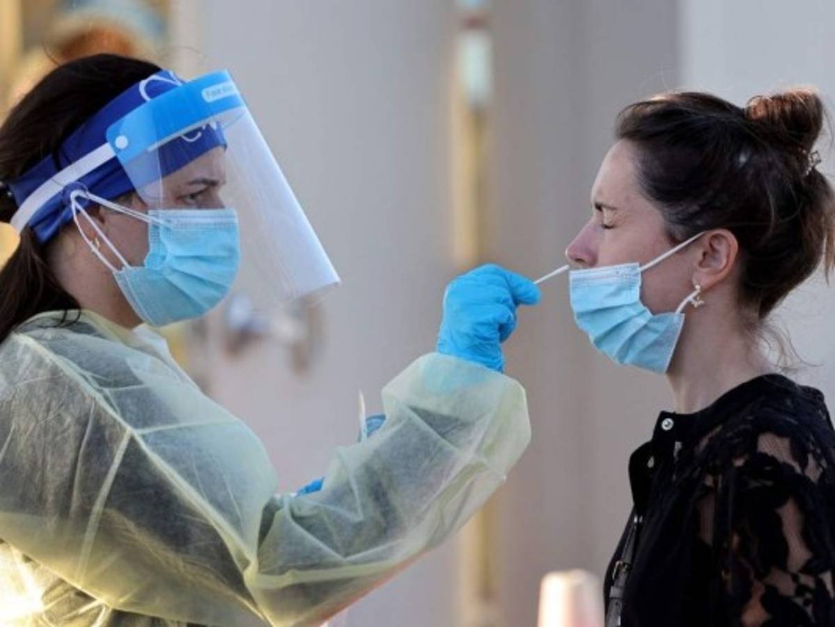 ¿En cuántos días deja de contagiar una persona que contrajo la variante ómicron?