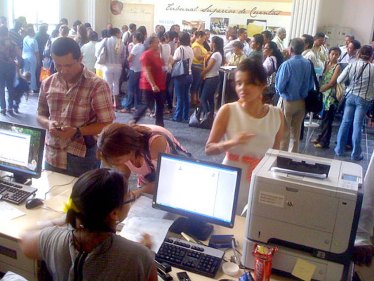 A última hora burócratas presentan su declaración jurada de bienes