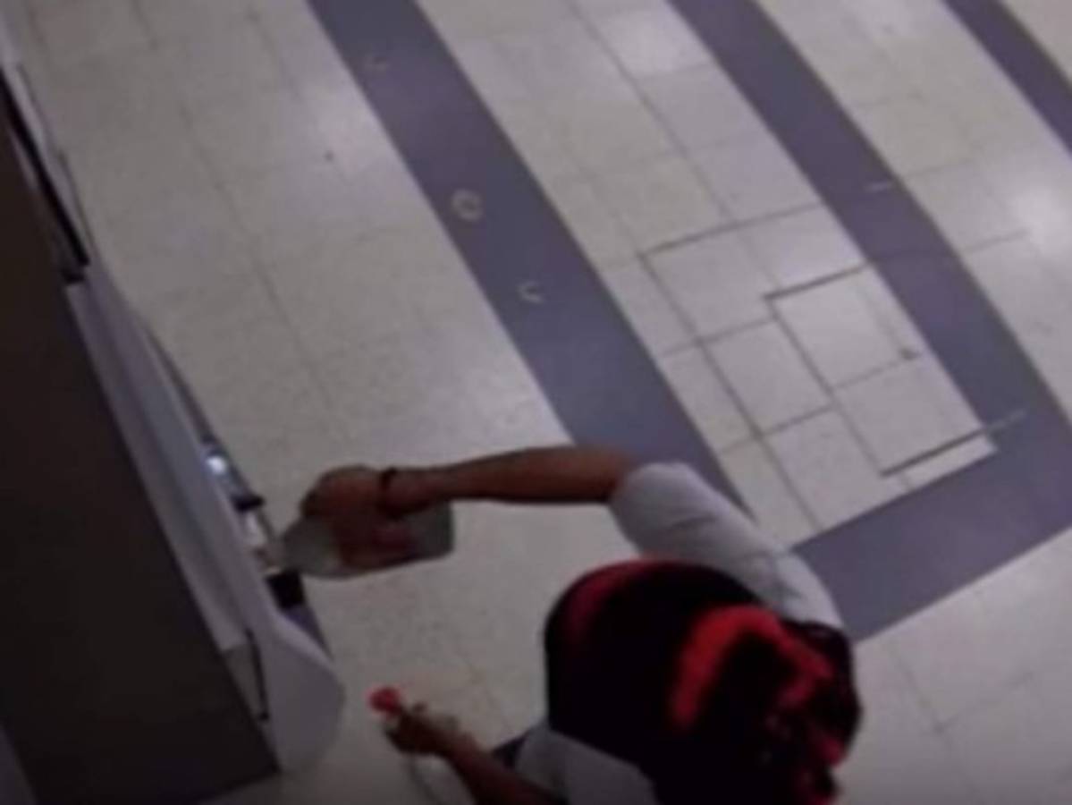 El joven encapuchado roció el líquido inflamable en el cajero automático. Foto captura YouTube