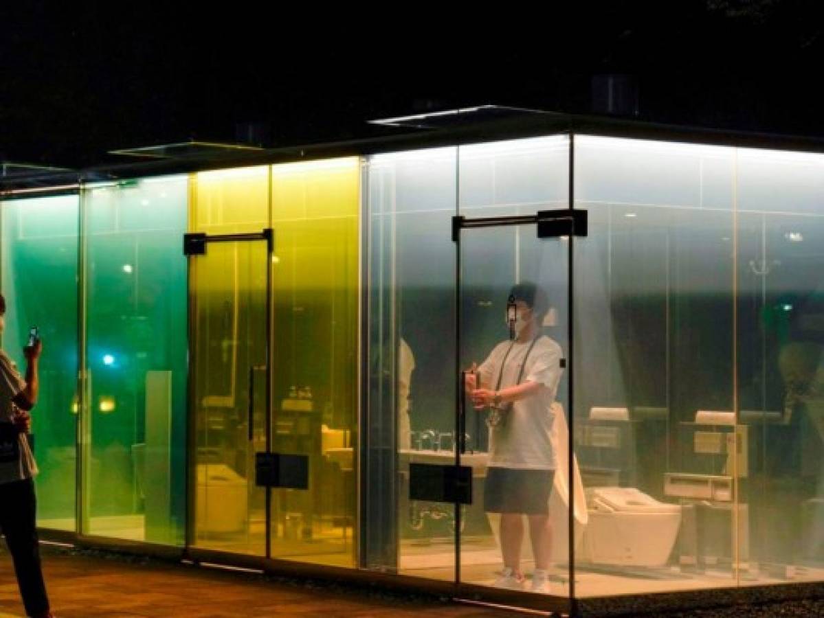 Tokio prueba uso de baños públicos transparentes