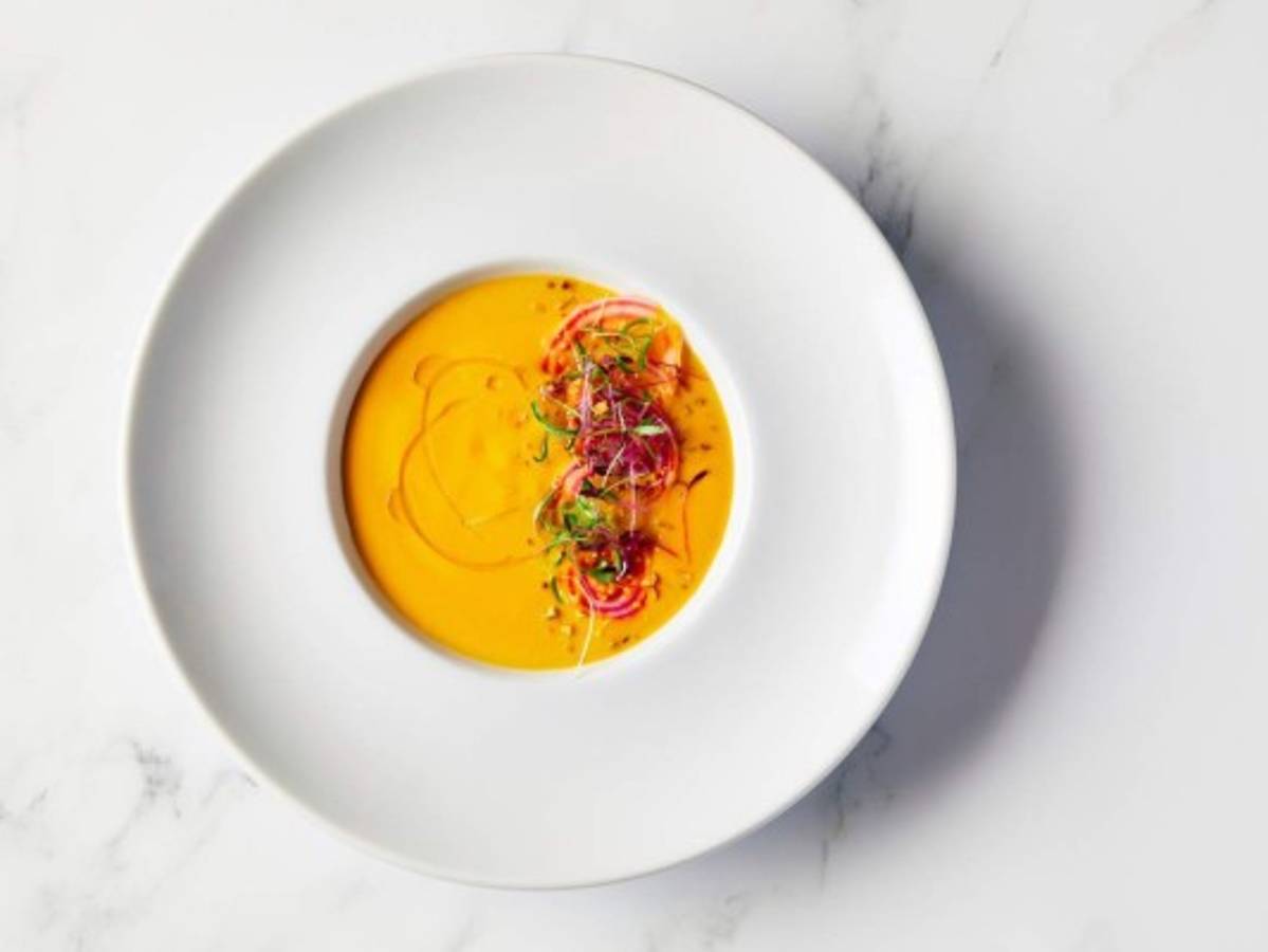 En esta imagen proporcionada por los Globos de Oro una sopa fría de betabel amarillo preparada por el chef ejecutivo del hotel Beverly Hilton Executive Matthew Morgan. El platillo será servido en los Globos de Oro el domingo. (Leslie Grow/Golden Globe Awards vía AP)