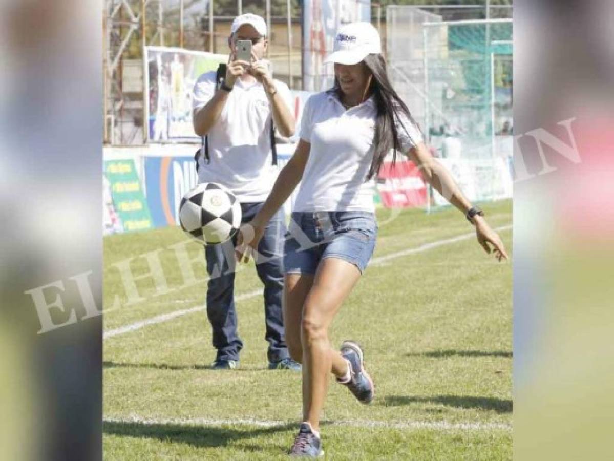 Shirley Perelló olvida el arbitraje y demuestra su dominio del balón