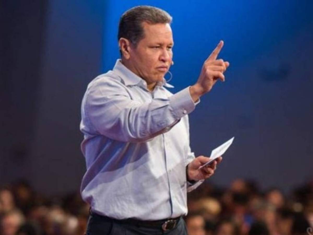 Apóstol Maldonado sobre las vacunas: Están diseñadas para cambiar tu ADN y para rastrearte