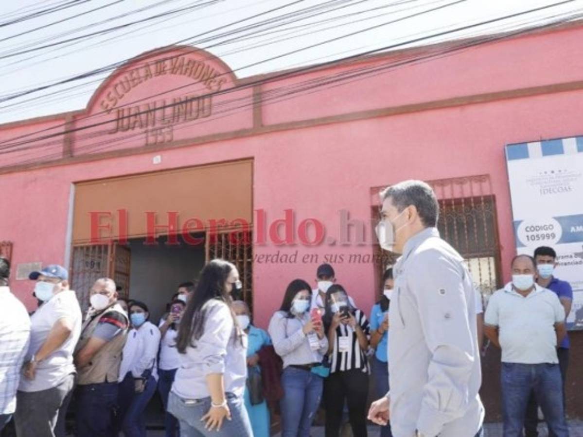 Rodeado de simpatizantes y en total secretividad: Así votó el presidente Hernández en las primarias