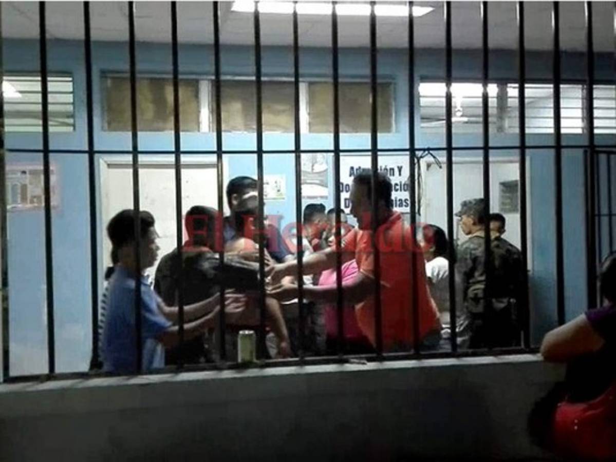 Los familiares se fueron a los golpes con los miembros de la Policía Nacional de Honduras.