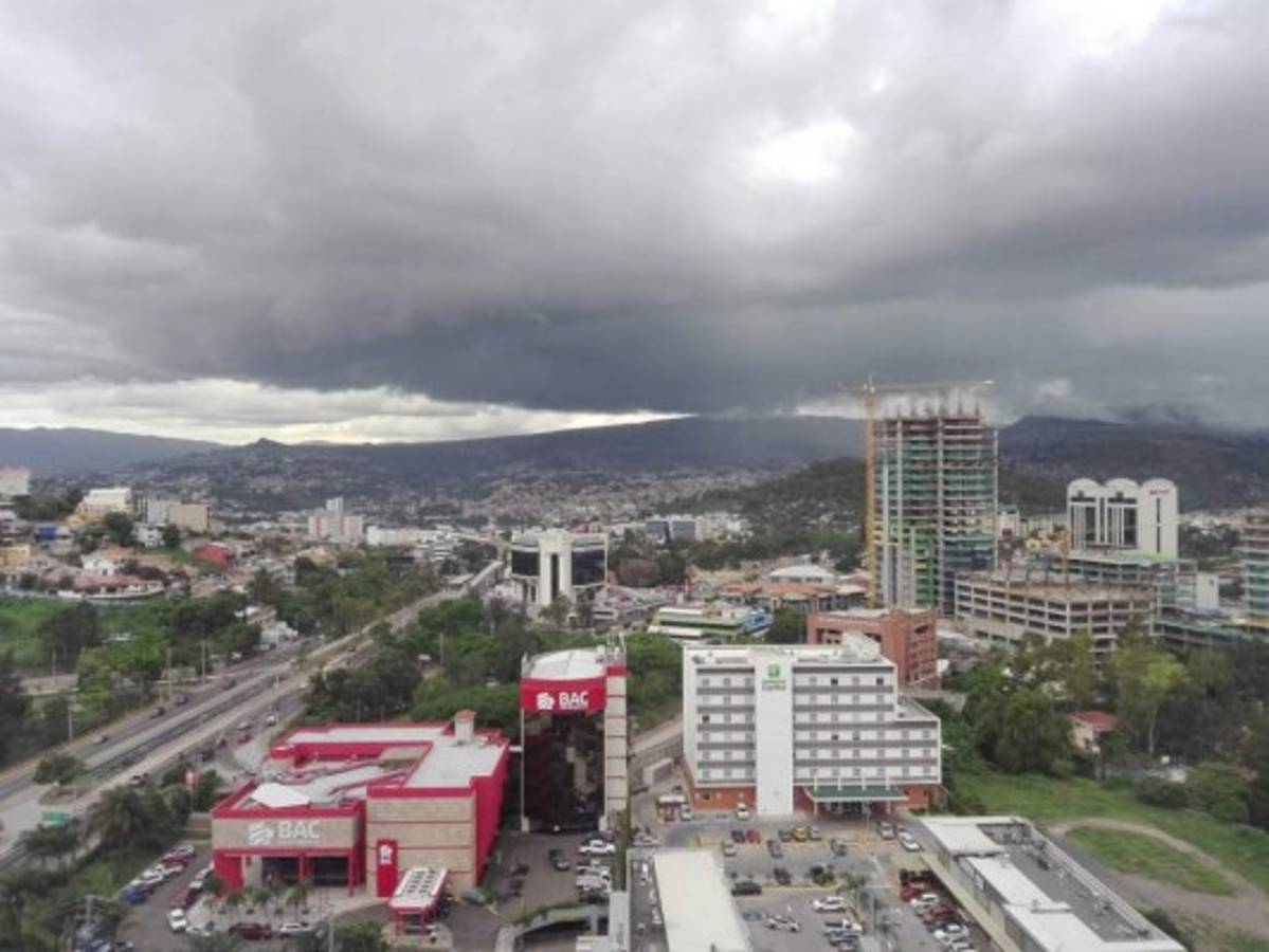 Se esperan lluvias y chubascos en la zona Sur y Occidente del país, según Copeco.