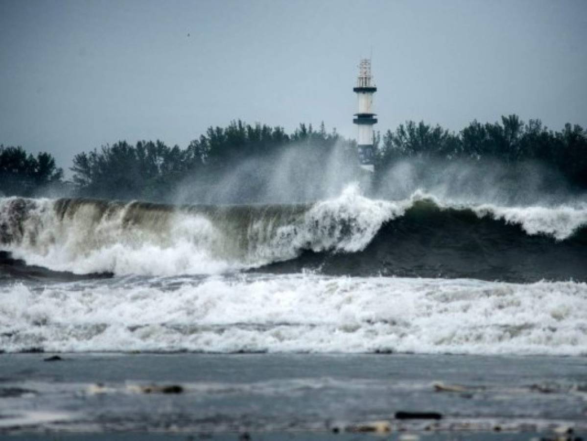 México: Grace toca tierra en Veracruz como huracán nivel 3