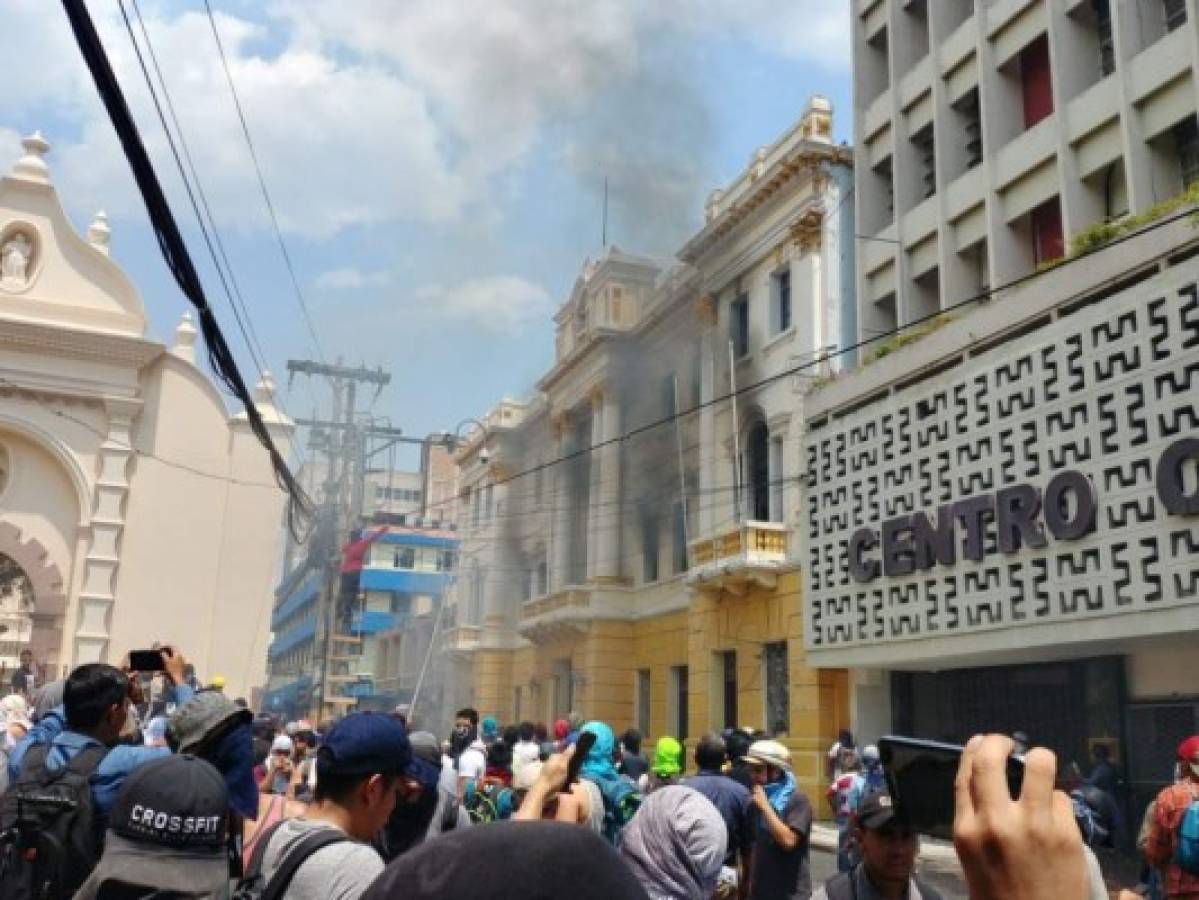 Quema de Palacio Municipal durante protestas aumenta sus costos de restauración