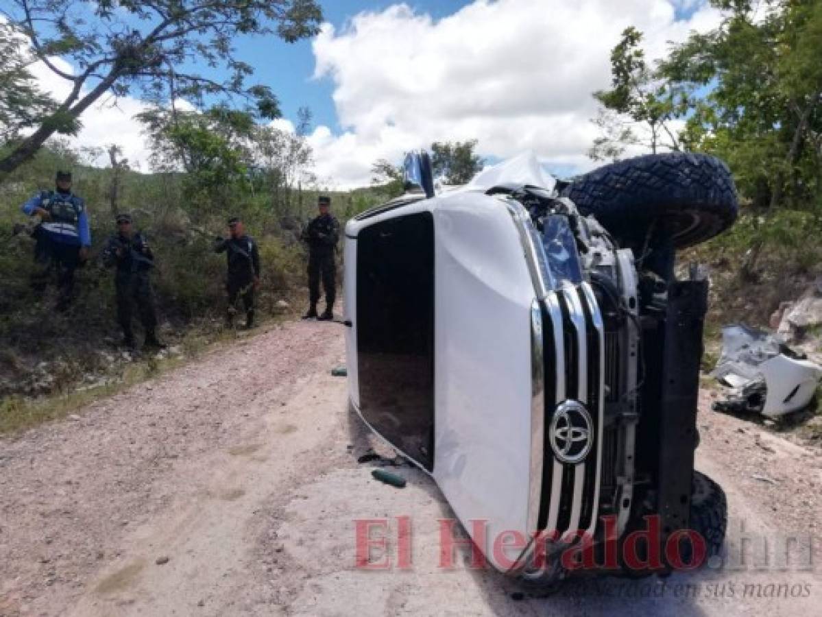 Dos heridos al explotar una llanta y volcarse carro en El Cimarrón