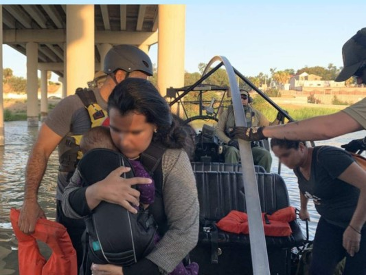 Rescatan a migrantes hondureños a punto de ahogarse en Río Grande