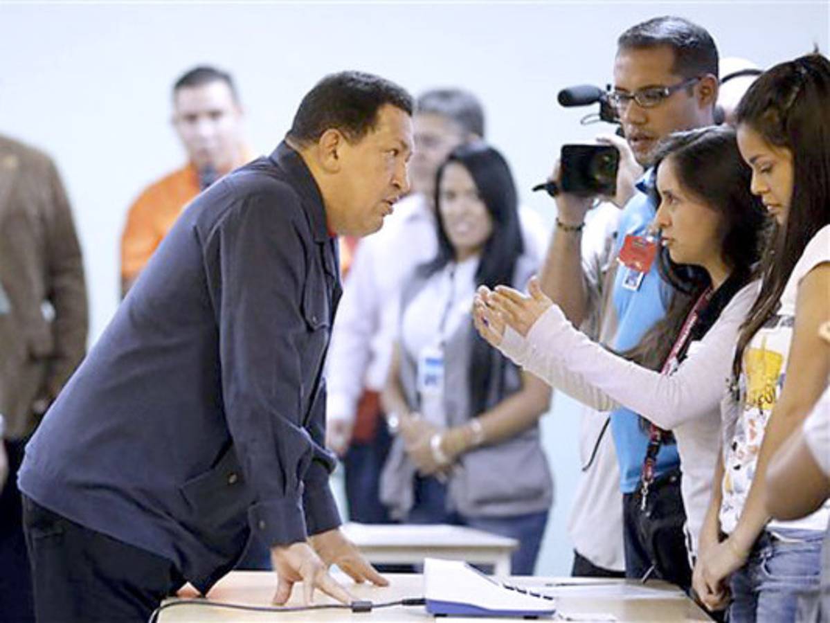 Hugo Chávez gana las elecciones presidenciales en Venezuela