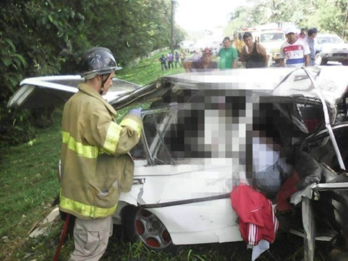 Dos hermanos mueren en colisión frontal de dos vehículos